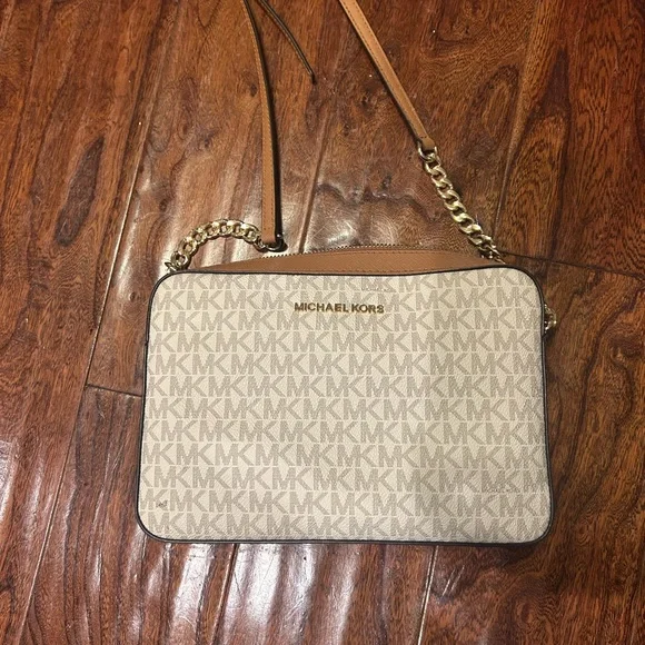 Michael Kors Beige and white Crossbody or shoulder bag purse with gold chain - Picture 6 of 7